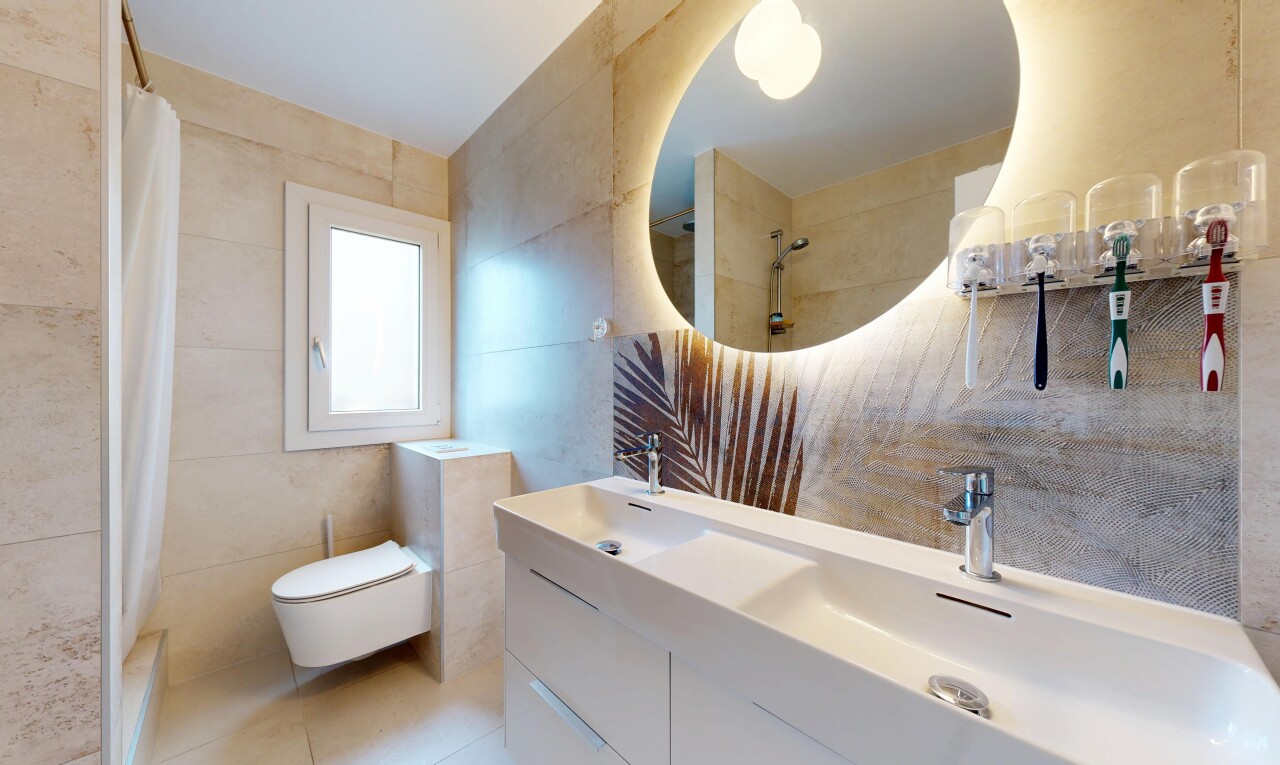 salle de bains avec mur en carrelage, tile wall, salle de bain complète, miroir, et évier