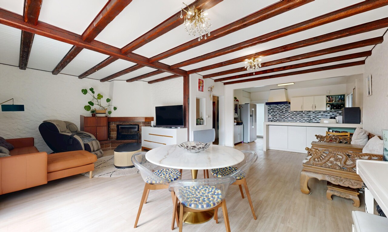 salon / salle à manger avec wood finish floor, sol en finition bois, inside property, télévision, et beamed ceiling