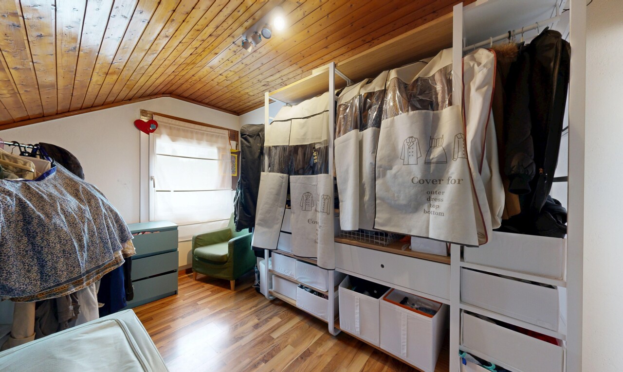 dressing avec wood finish floor, sol en finition bois, vaulted ceiling, et plafond voûté