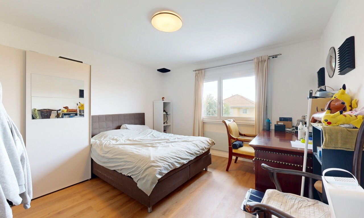 chambre avec sol en finition bois, wood finish floor, inside property, cloison sèche, et drywall