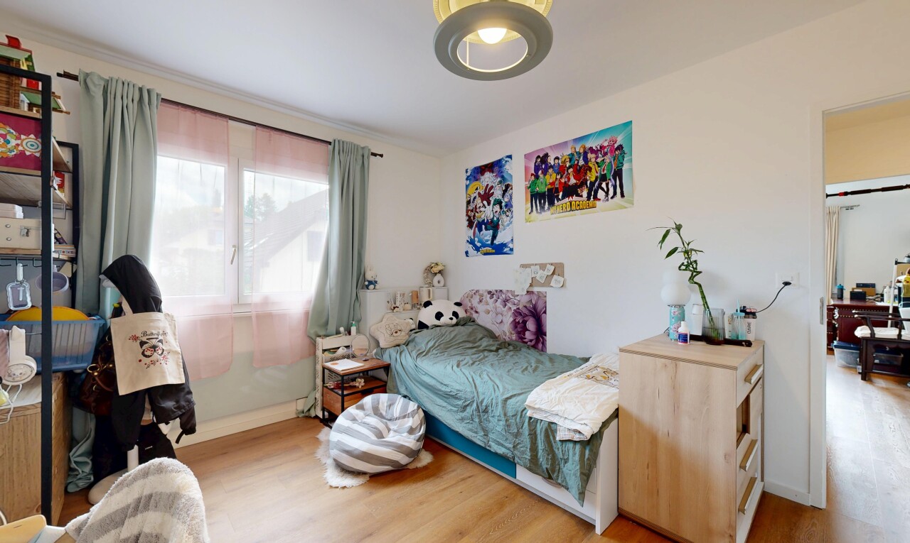 chambre avec sol en finition bois, wood finish floor, inside property, lumière naturelle, et natural light