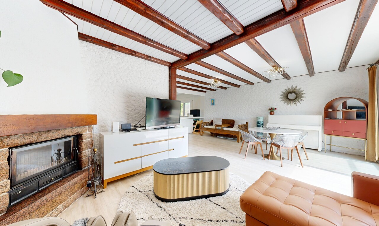 salon / salle à manger avec inside property, plafond à poutres, beamed ceiling, télévision, et sol en finition bois