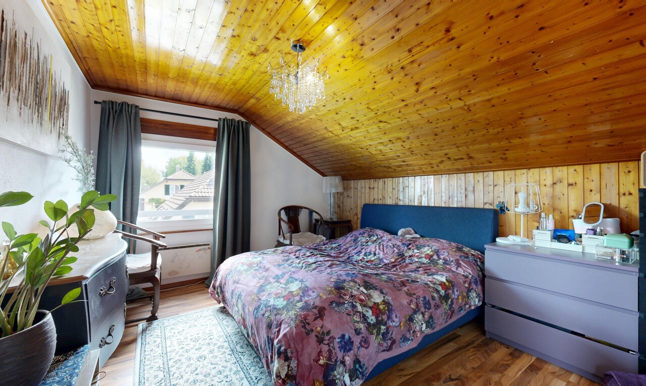 chambre avec sol en finition bois, wood finish floor, inside property, plafond bas, et low ceiling