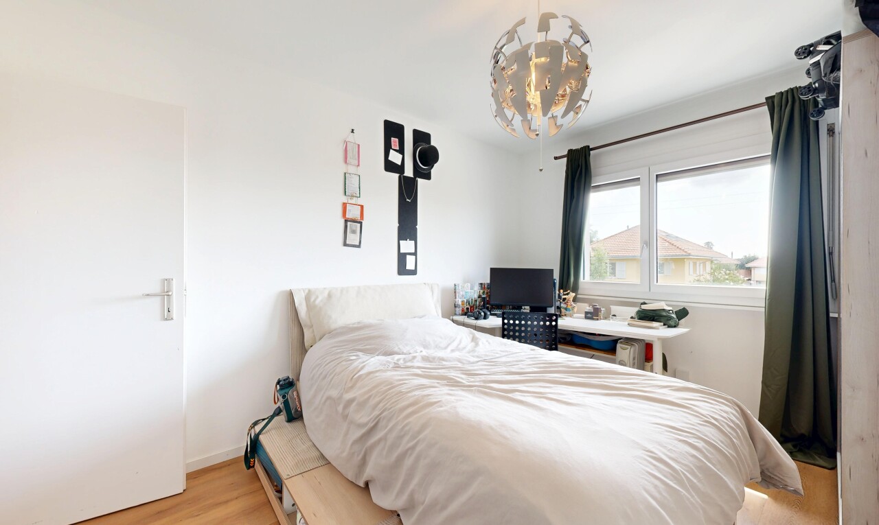 chambre avec sol en finition bois, wood finish floor, cloison sèche, drywall, et lumière naturelle