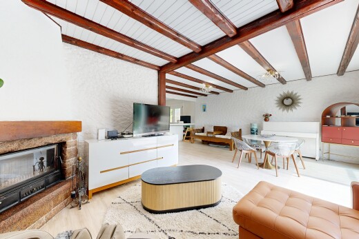 salon / salle à manger avec inside property, plafond à poutres, beamed ceiling, télévision, et sol en finition bois