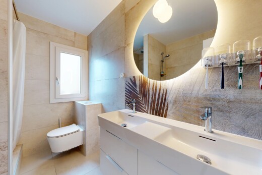 salle de bains avec mur en carrelage, tile wall, salle de bain complète, miroir, et évier