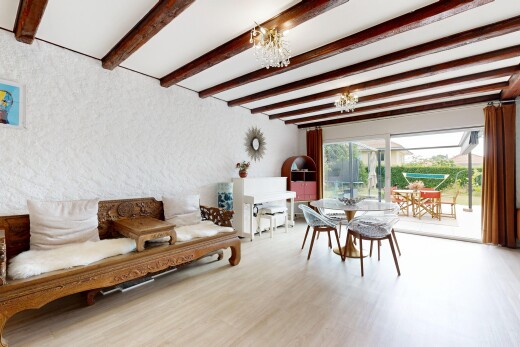 salon / salle à manger avec beamed ceiling, plafond à poutres, inside property, natural light, et lumière naturelle