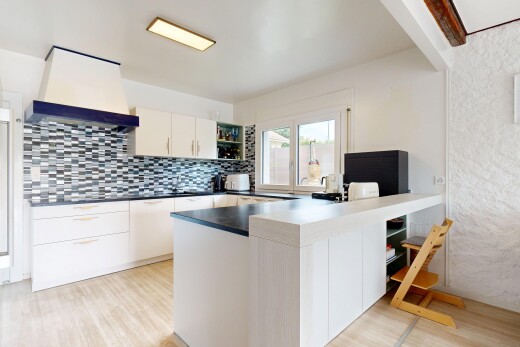 cuisine avec dosseret, backsplash, hotte, lumière naturelle, et natural light