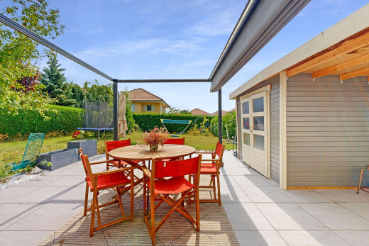 terrasse avec trampoline, coin repas extérieur, terrasse, day time, et from property