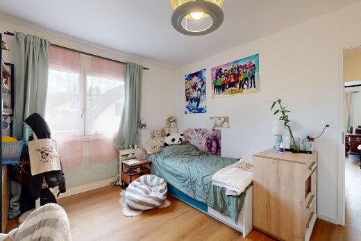 chambre avec sol en finition bois, wood finish floor, inside property, lumière naturelle, et natural light