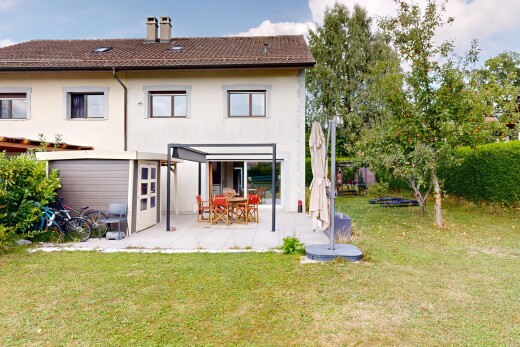 façade avec pelouse, property visible, day time, bardage en stuc, et terrasse