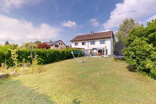 außenansicht mit trampolin, day time, rasen, und property visible