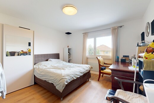 chambre avec sol en finition bois, wood finish floor, inside property, cloison sèche, et drywall
