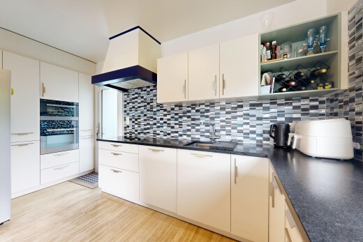 cuisine avec étagères ouvertes, plans de travail, wood finish floor, sol en finition bois, et backsplash