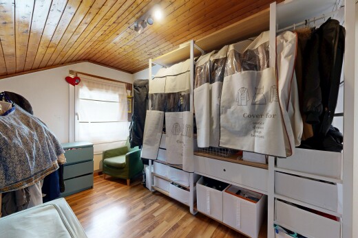 dressing avec wood finish floor, sol en finition bois, vaulted ceiling, et plafond voûté