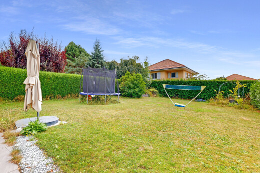 jardin avec trampoline, pelouse, day time, et property visible