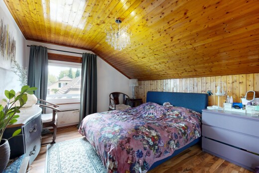 chambre avec sol en finition bois, wood finish floor, inside property, plafond bas, et low ceiling