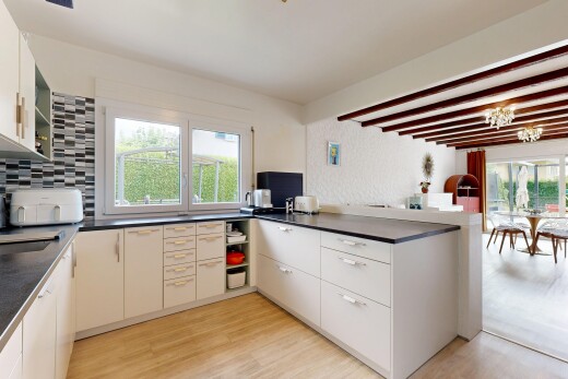 cuisine avec plans de travail, étagères ouvertes, sol en finition bois, wood finish floor, et inside property