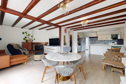 salon / salle à manger avec wood finish floor, sol en finition bois, inside property, télévision, et beamed ceiling