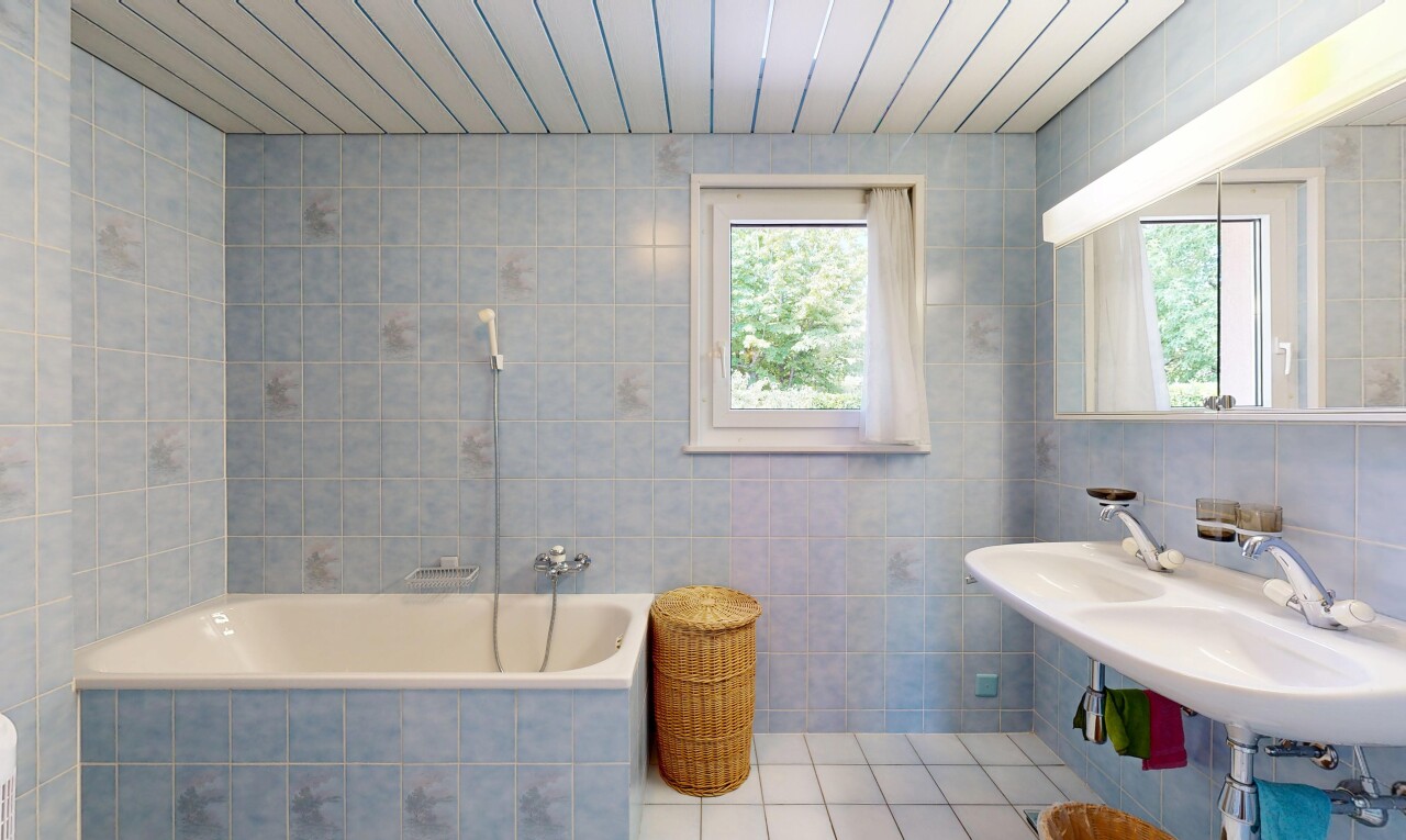 bathroom featuring tile walls, light tile patterned floors, and wood ceiling