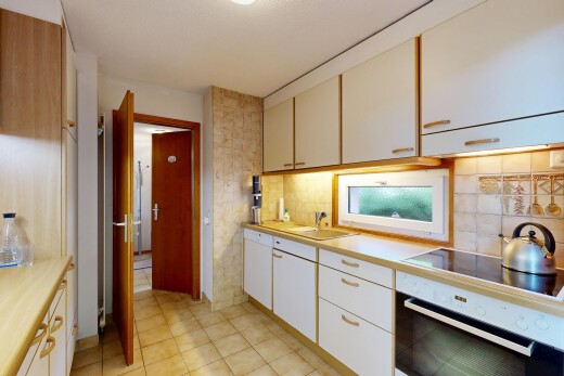 cuisine avec four, light floor, light countertops, plans de travail, et plaque de cuisson