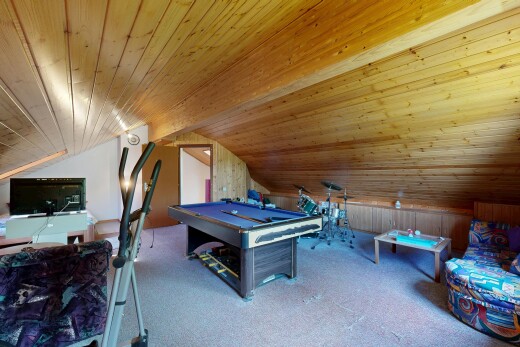 bureau avec low ceiling, plafond bas, wood ceiling, plafond en bois, et vaulted ceiling