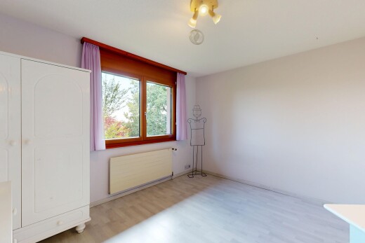 pièce vide avec radiateur, drywall, cloison sèche, wood finish floor, et sol en finition bois