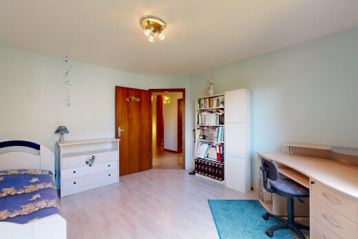chambre avec drywall, cloison sèche, espace bureau, inside property, et light floor