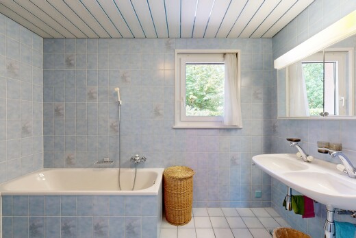salle de bains avec tile wall, mur en carrelage, salle de bain complète, miroir, et évier