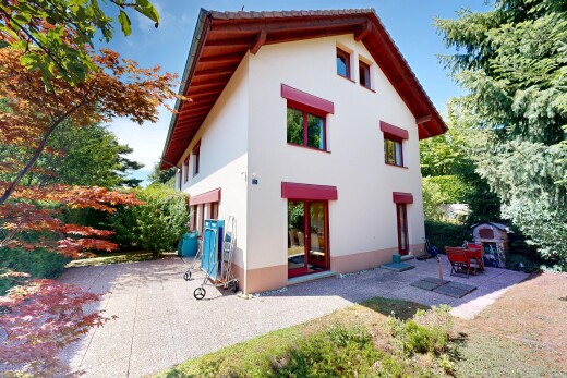 außenansicht mit markise, stuckverkleidung, terrasse, day time, und property visible