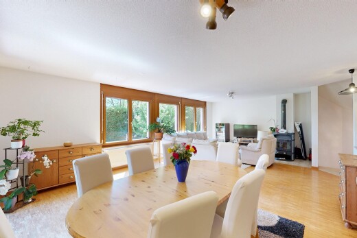 salle à manger avec drywall, cloison sèche, wood finish floor, sol en finition bois, et télévision