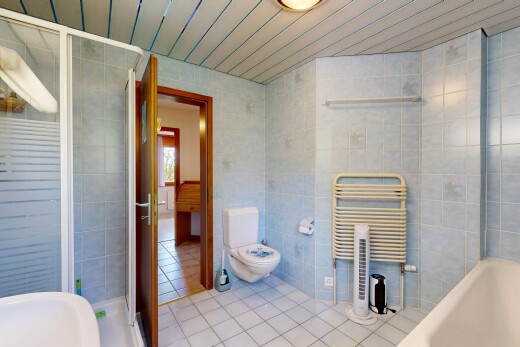 salle de bains avec salle de bain complète, tile wall, mur en carrelage, douche, et wood ceiling