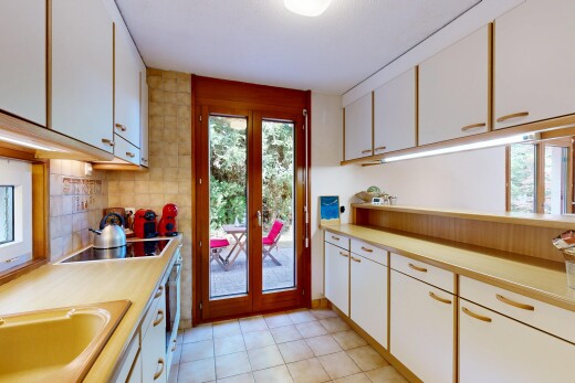 cuisine avec white cabinets, armoires blanches, light floor, light countertops, et plans de travail