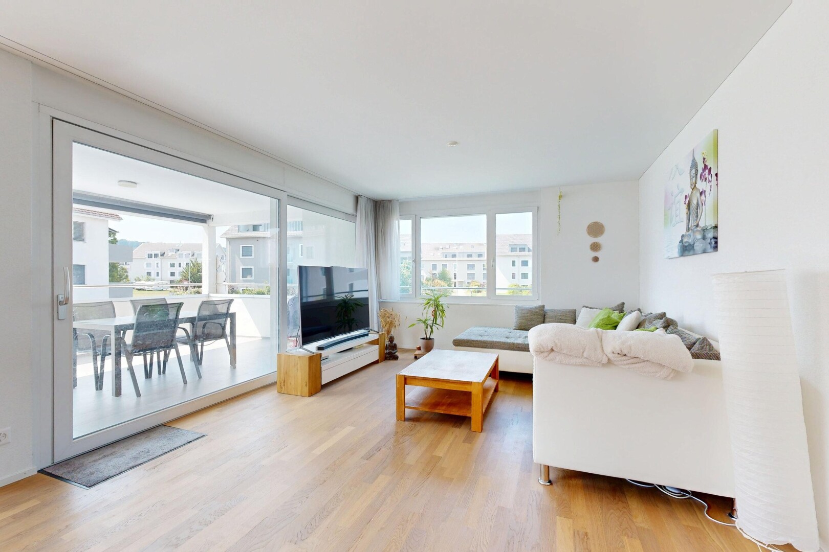 wohnzimmer mit holzfußboden, wood finish floor, gipskartonwand, drywall, und fernseher