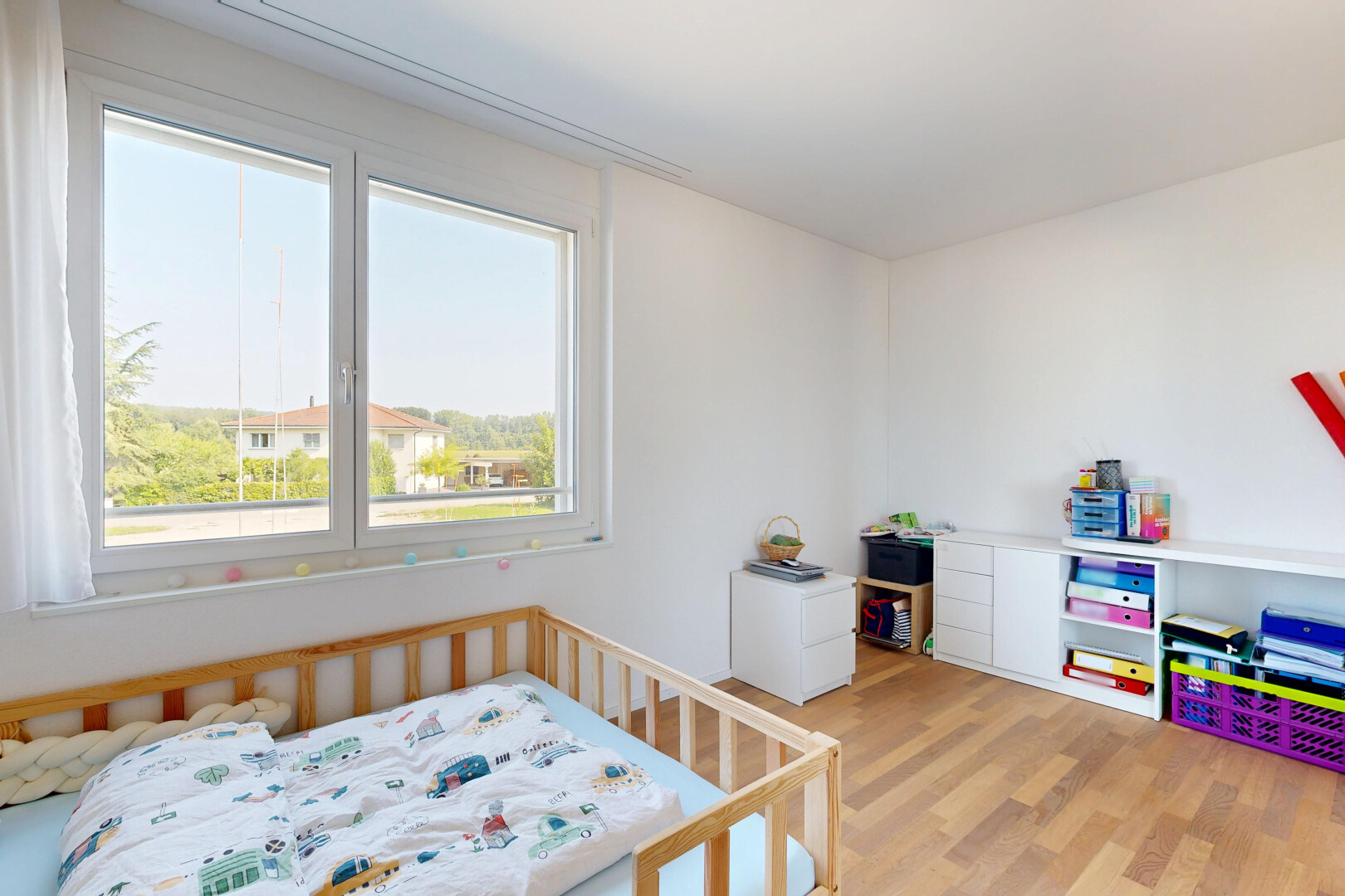 zimmer / schlafzimmer mit holzfußboden, wood finish floor, gipskartonwand, drywall, und day time