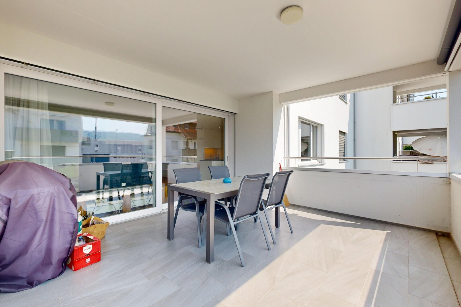 terrasse mit essbereich im freien, inside property, und grill