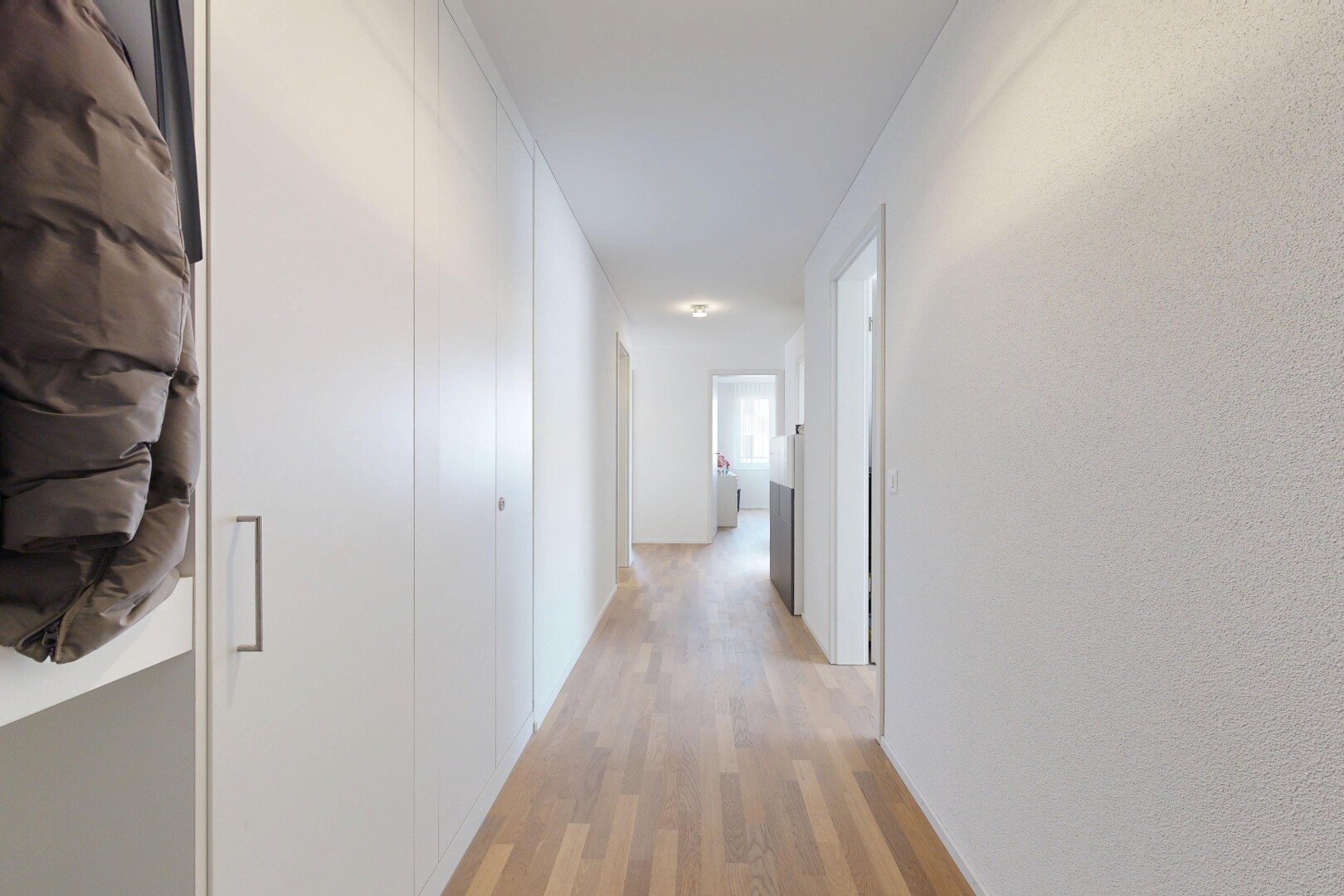 halle / korridor mit holzfußboden, wood finish floor, und inside property
