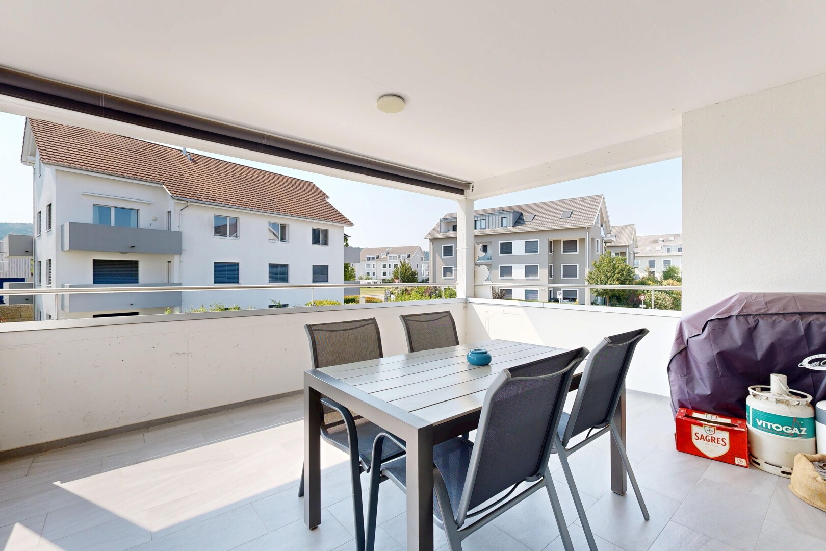 terrasse mit terrasse, apartment complex view, essbereich im freien, view focus, und day time