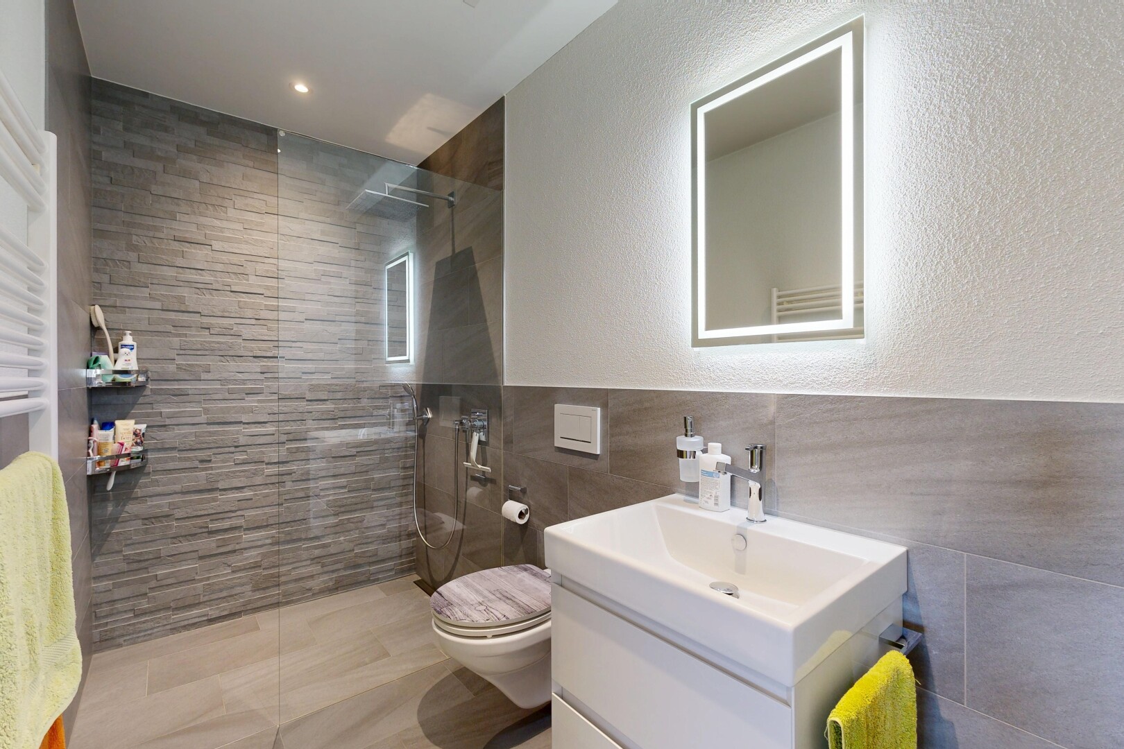bad mit spiegel, fliesenwand, tile wall, komplettes badezimmer, und schminktisch