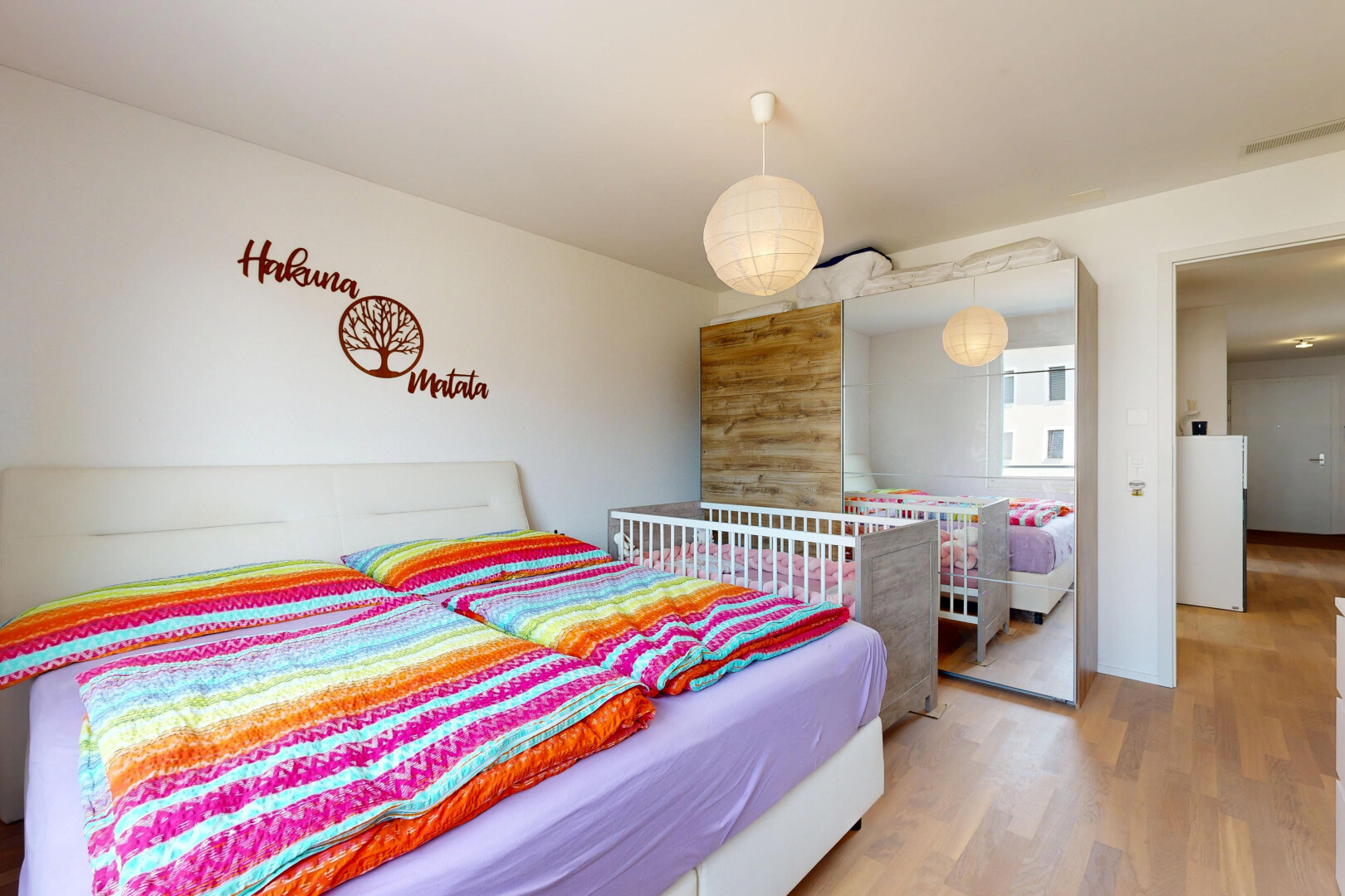 zimmer / schlafzimmer mit drywall, gipskartonwand, wood finish floor, holzfußboden, und natürliches licht