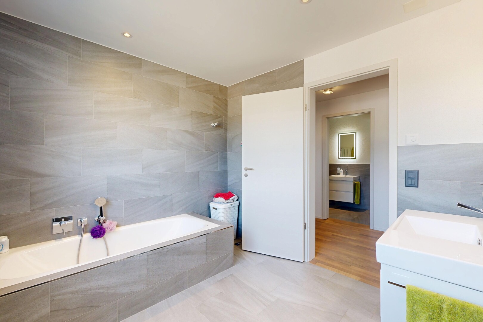 bad mit fliesenwand, tile wall, schminktisch, bad, und komplettes badezimmer