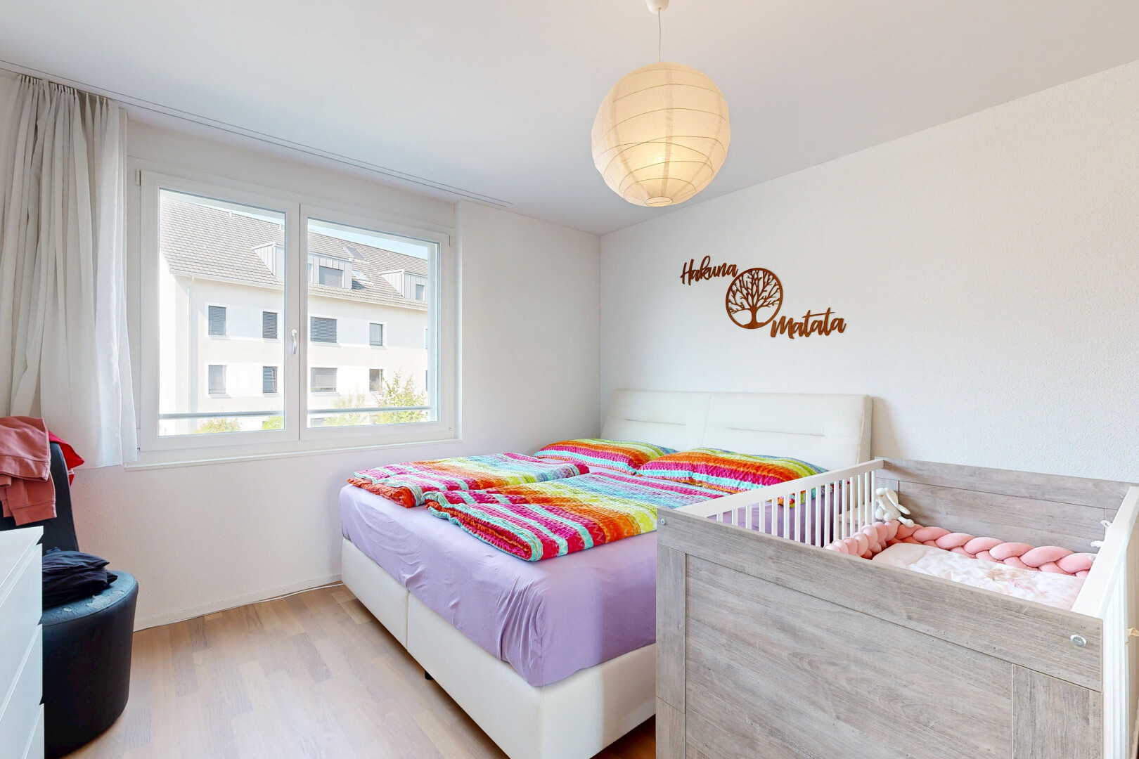 zimmer / schlafzimmer mit pendelleuchte, gipskartonwand, drywall, holzfußboden, und wood finish floor