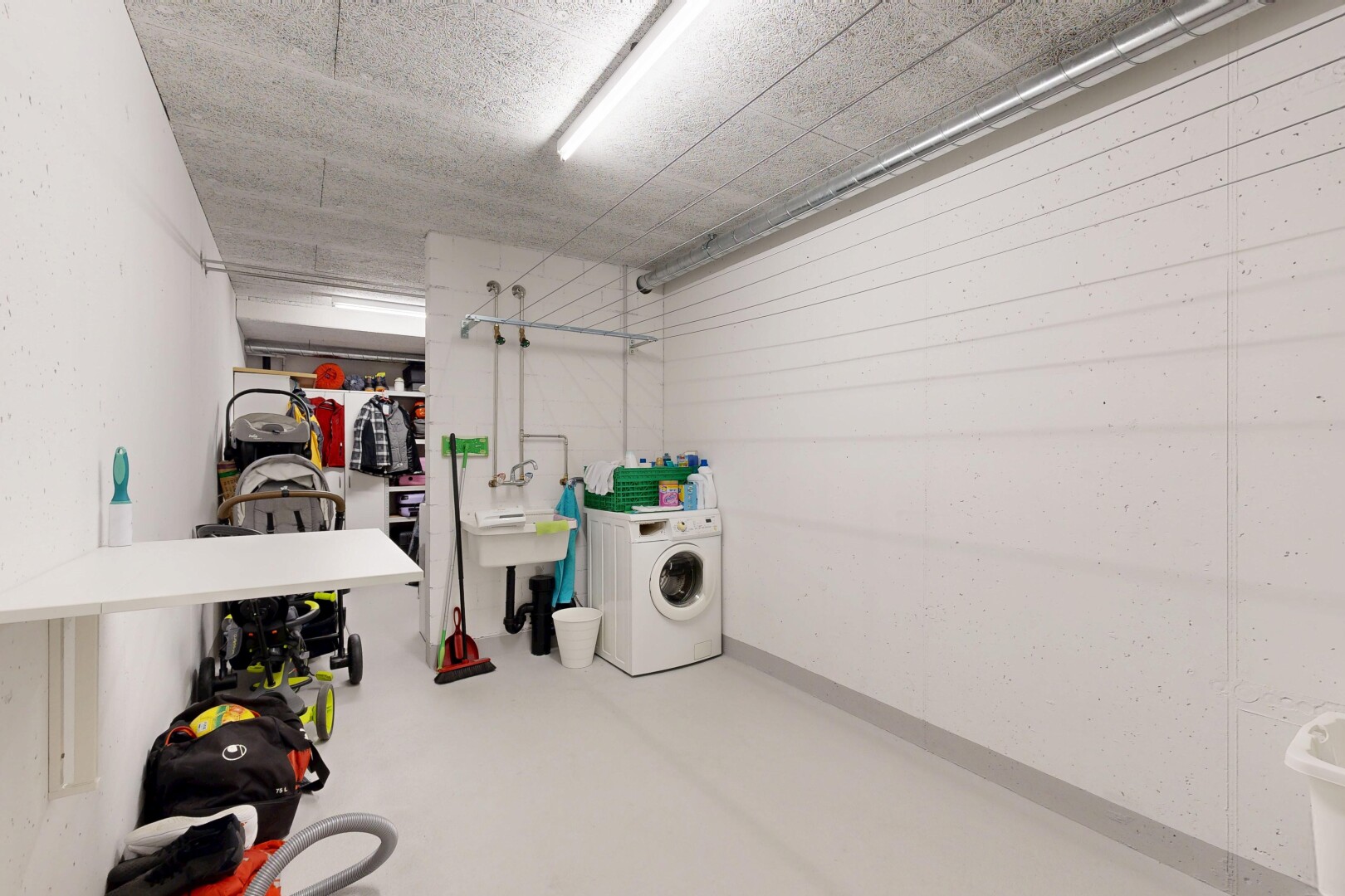 wäschekammer mit tumbler, wäscherei, inside property, betonboden, und concrete floor