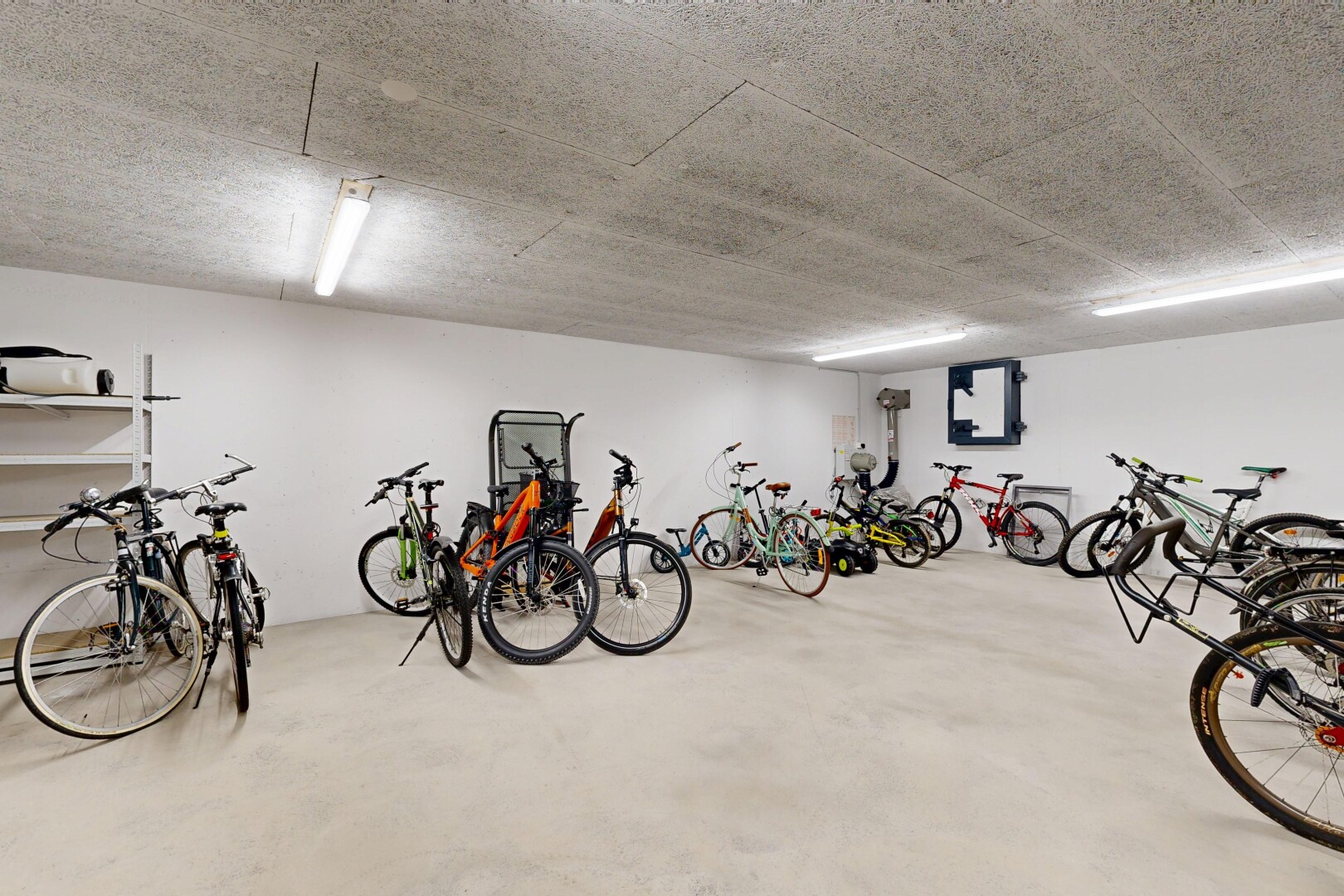 fitnessstudio mit inside community, concrete floor, und drywall