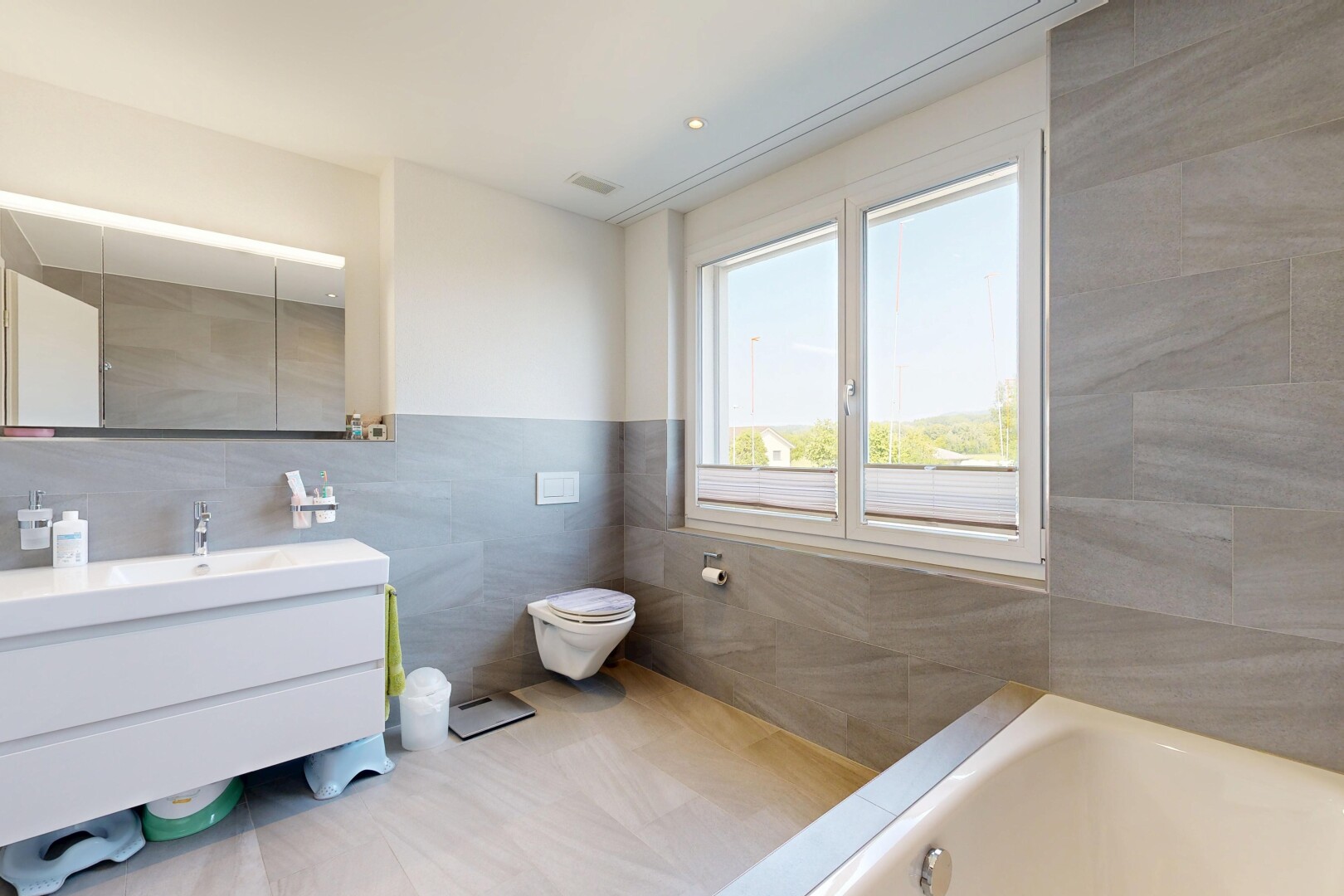 bad mit tile wall, fliesenwand, komplettes badezimmer, schminktisch, und day time