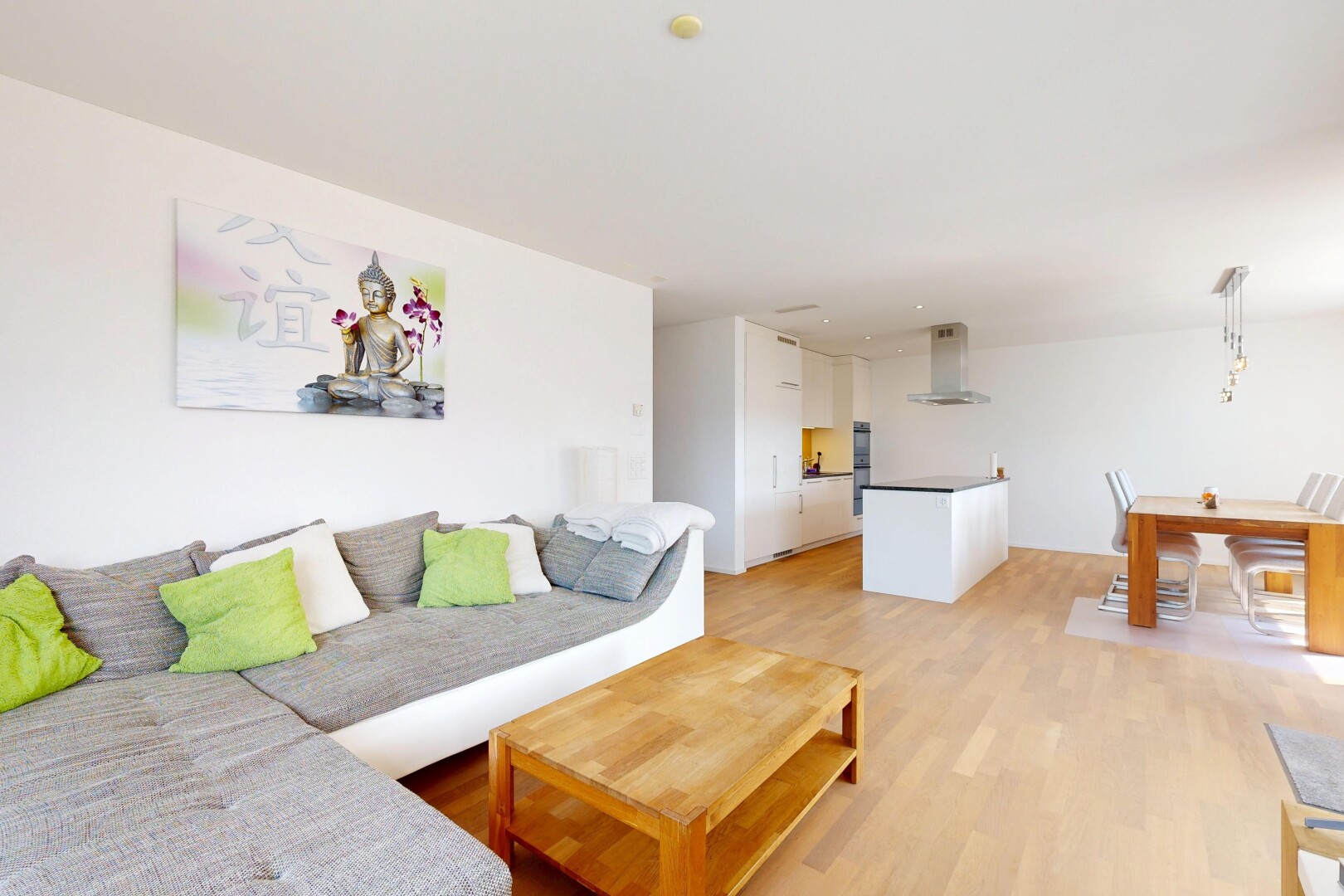 wohn- / esszimmer mit holzfußboden, wood finish floor, gipskartonwand, drywall, und inside property