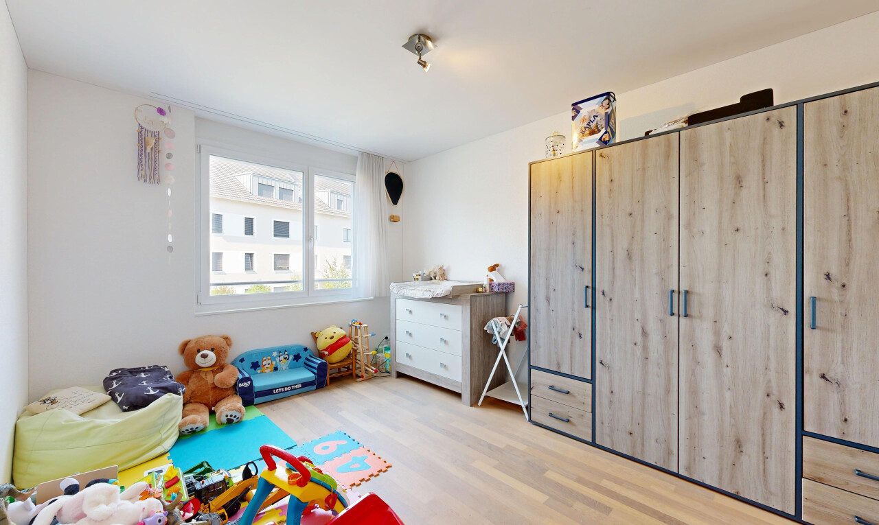 zimmer / schlafzimmer mit gipskartonwand, drywall, holzfußboden, wood finish floor, und inside property
