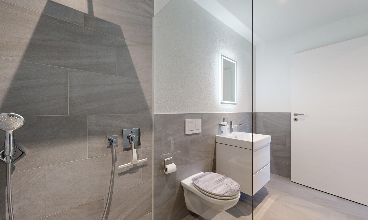bad mit fliesenwand, tile wall, schminktisch, light floor, und spiegel