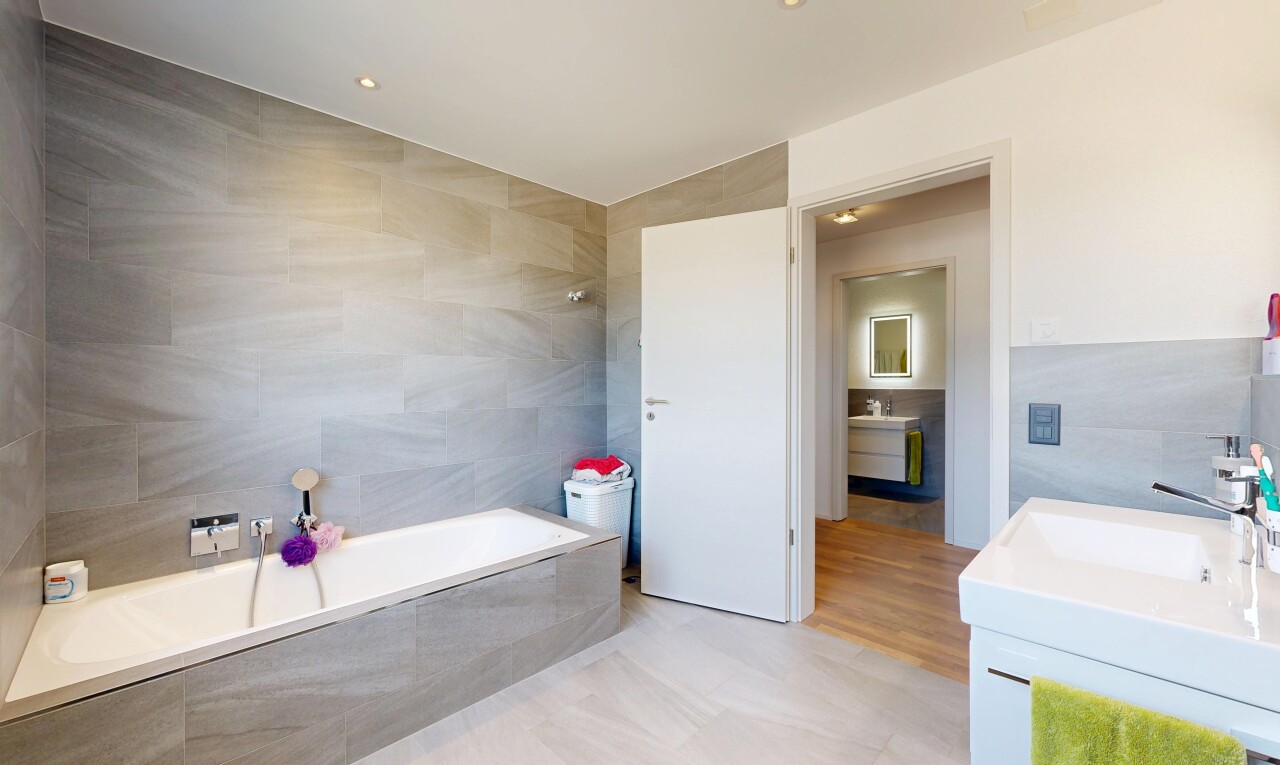 bad mit fliesenwand, tile wall, schminktisch, bad, und komplettes badezimmer
