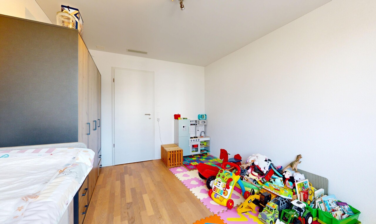 zimmer / schlafzimmer mit wood finish floor, holzfußboden, drywall, gipskartonwand, und inside property